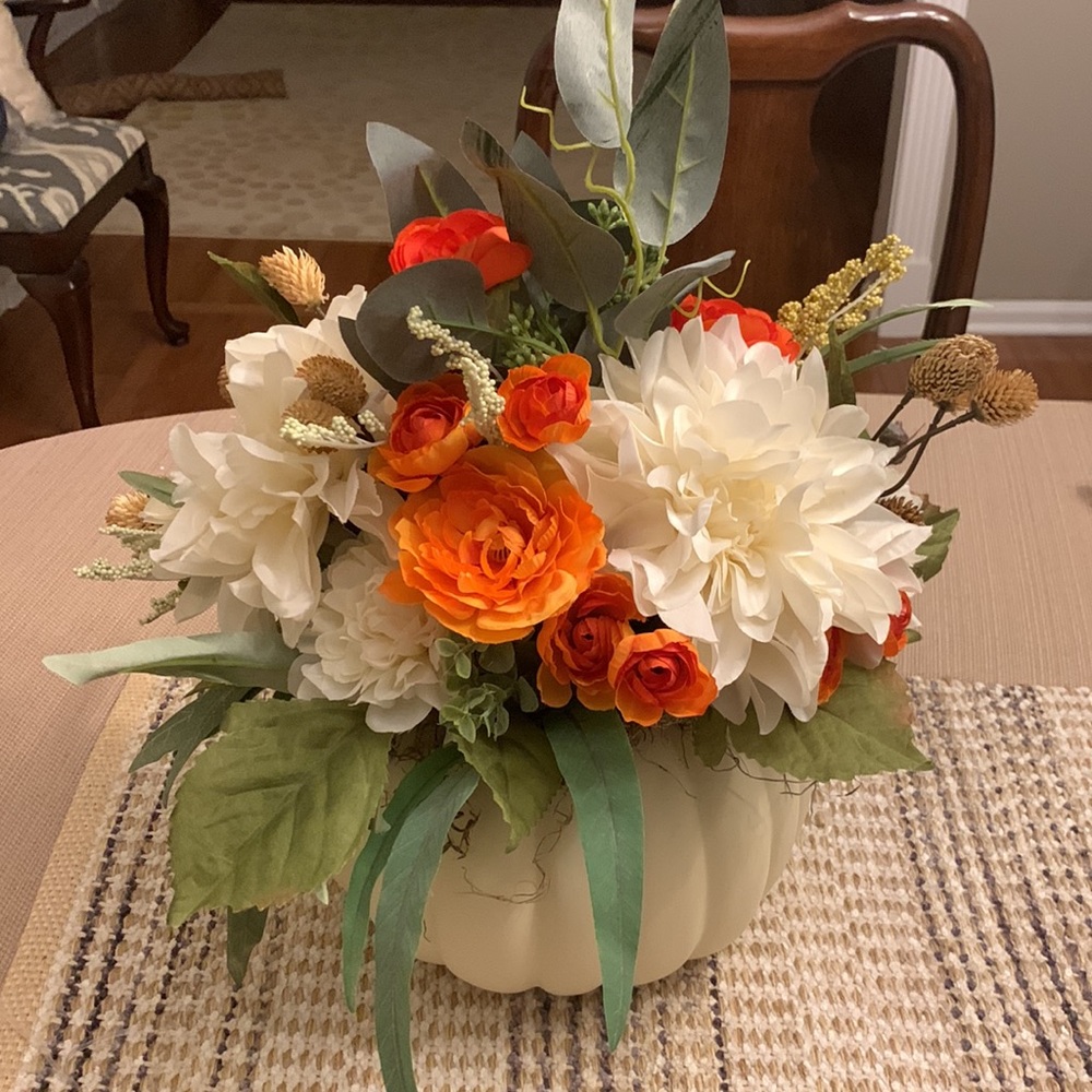 Autumn pumpkin centerpiece - Picture 4 of 9